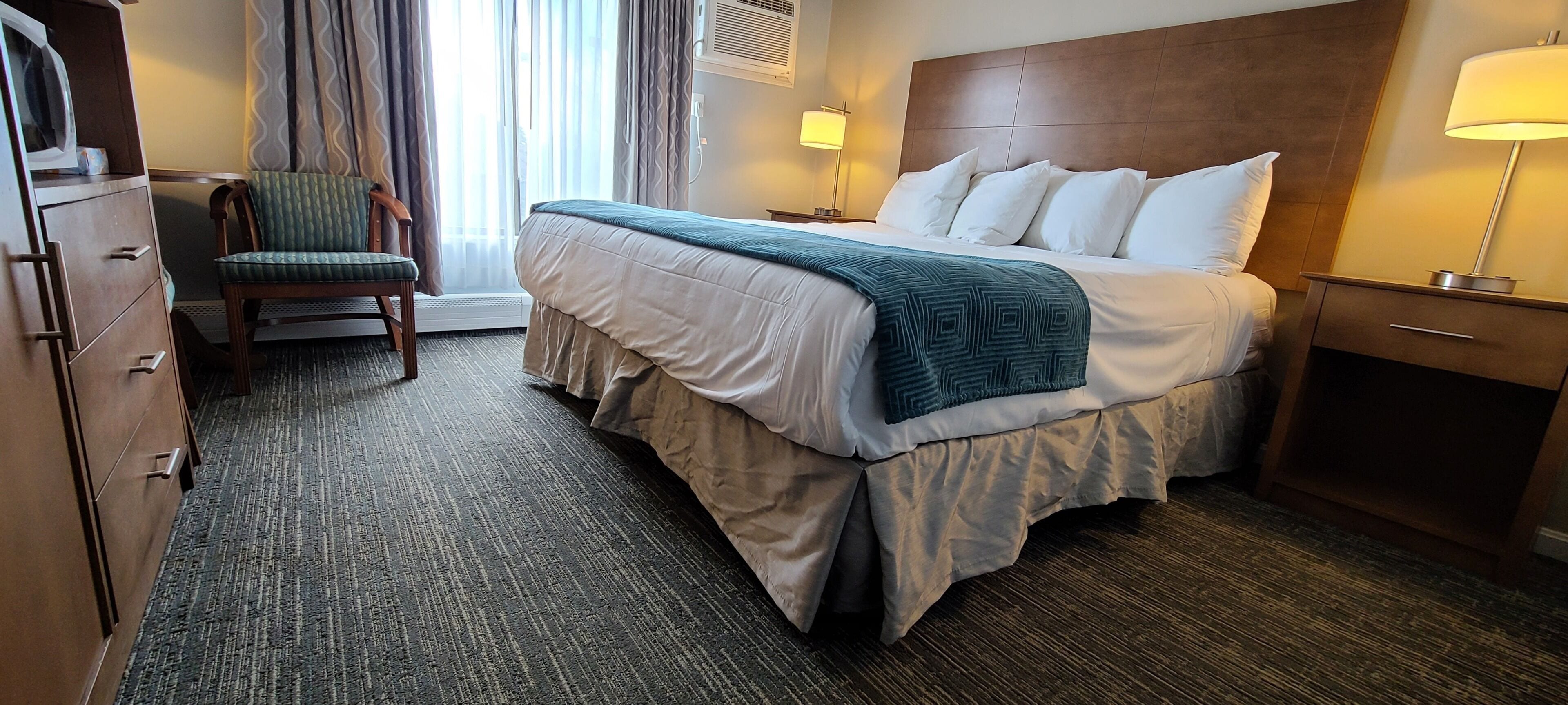Chambre Standard, 1 très grand lit, non-fumeurs | Bureau, rideaux occultants, fer et planche à repasser, Wi-Fi gratuit