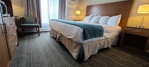 Habitación estándar, 1 cama King size, para no fumadores | Escritorio, cortinas blackout y tabla de planchar con plancha 