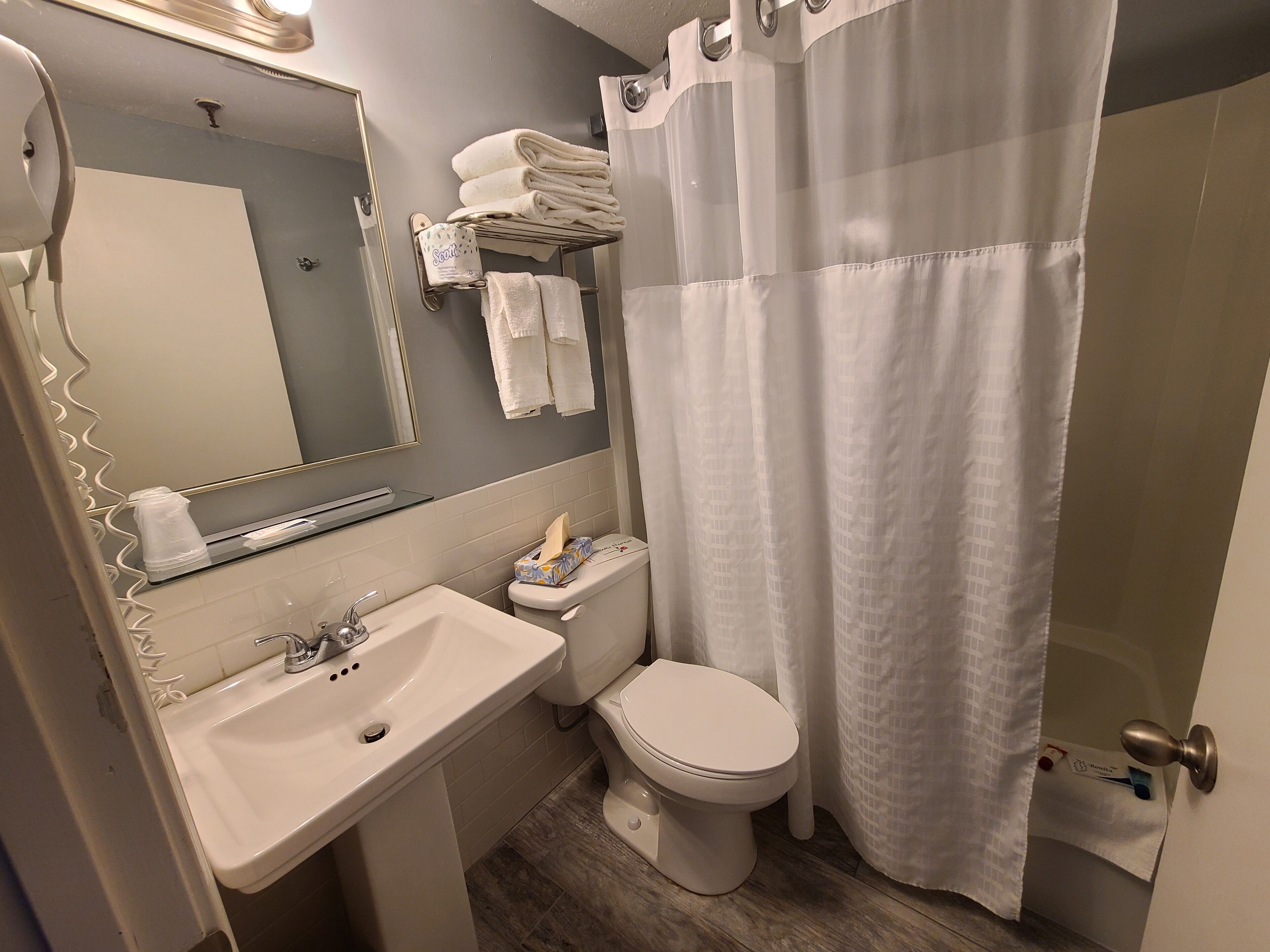 Standardzimmer, 1 King-Bett, Nichtraucher | Badezimmer | Kostenlose Toilettenartikel, Haartrockner, Handtücher