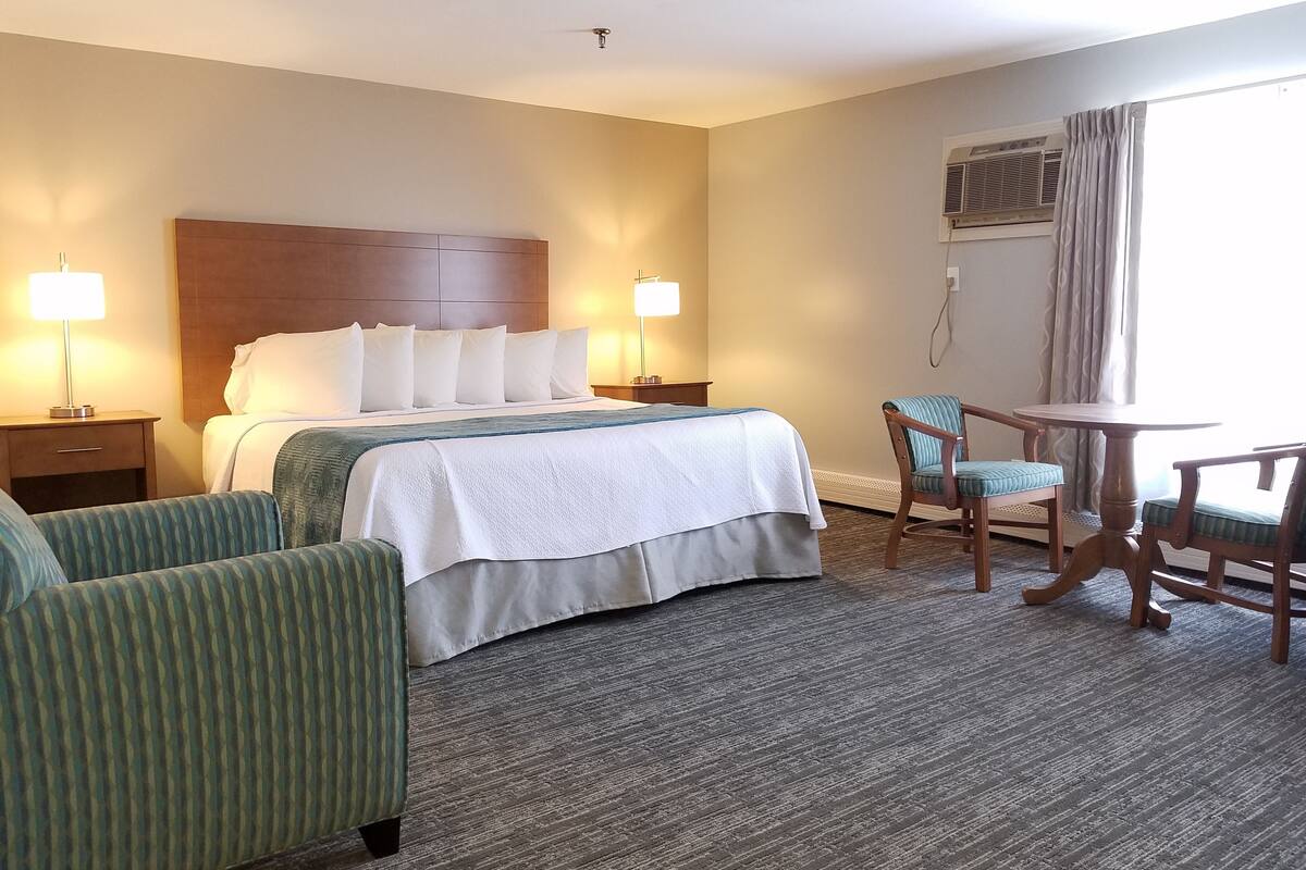Suite, 1 King Bed, Non Smoking, Jetted Tub