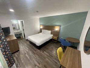 Desk, laptop workspace, soundproofing, free WiFi - Beyond Stay Hotel (Victorville)