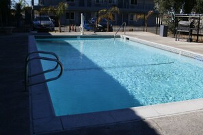 Outdoor pool - Beyond Stay Hotel (Victorville)