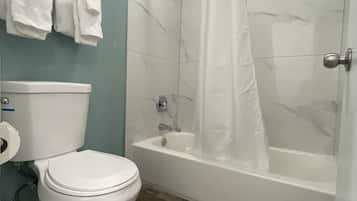 Combined shower/bathtub, free toiletries, hair dryer, towels