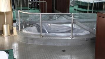 Deep-soaking bathtub