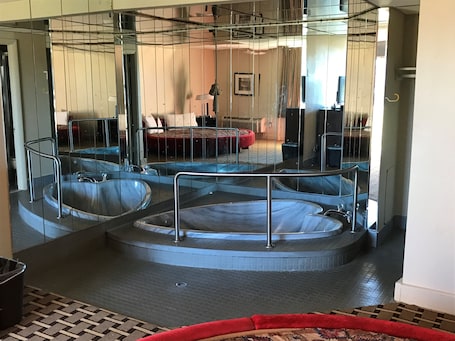 Jetted bathtub. Grantmoore Motor Lodge
