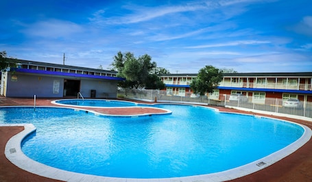 Una piscina al aire libre