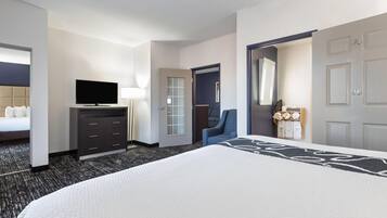 套房, 1 張特大雙人床, 無障礙, 非吸煙房 (Mobility, Bathtub w/Grab Bars) | 高級寢具、特厚豪華床墊、獨特裝修、書桌