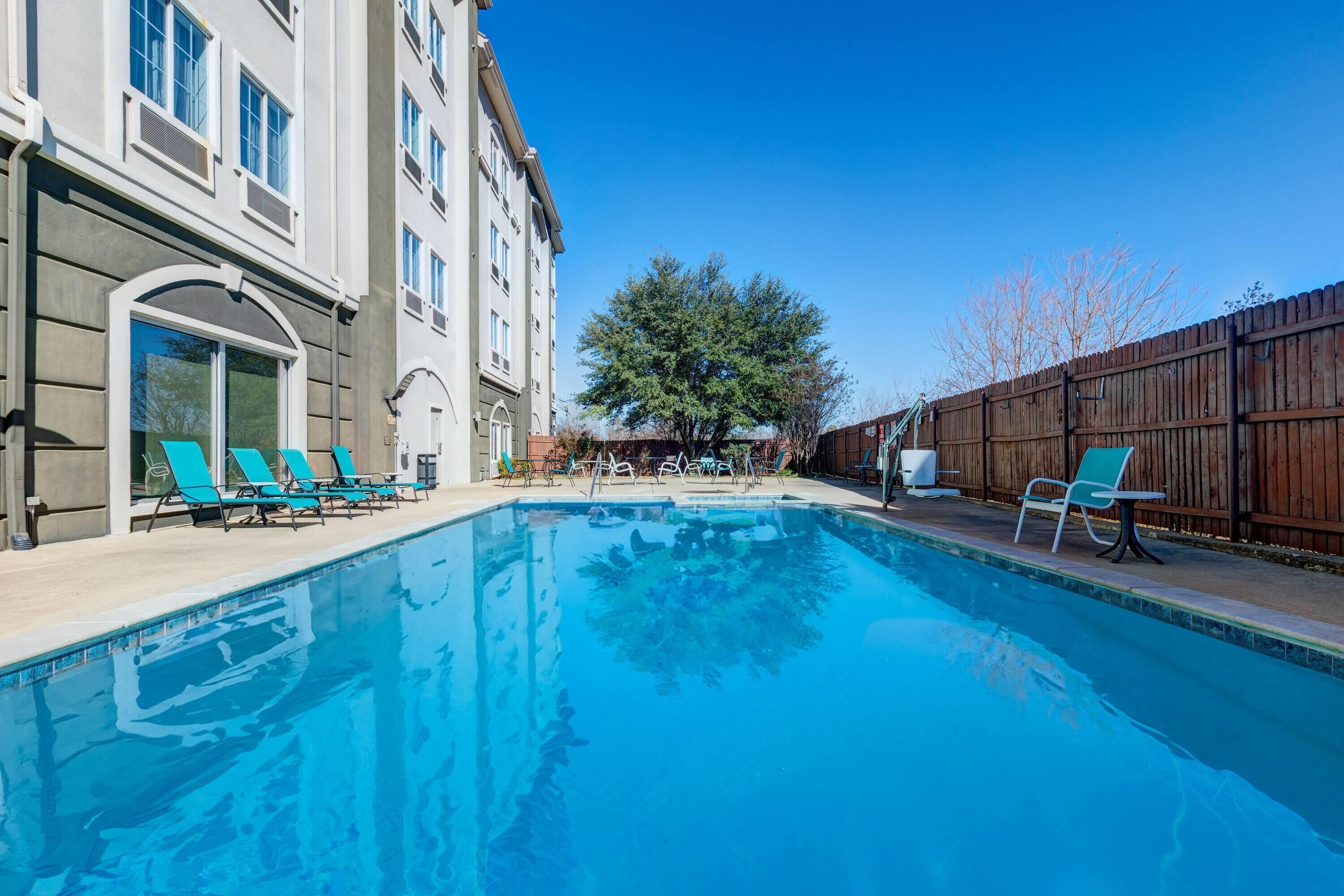 สระว่ายน้ำกลางแจ้ง