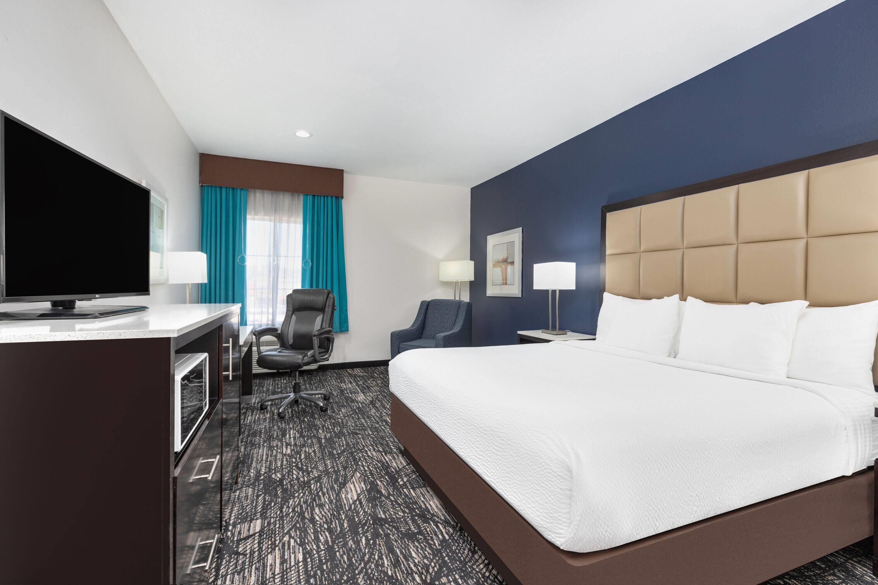 Rom, 1 kingsize-seng, tilgjengelighetstilpasset, ikke-røyk (Mobility/Hearing, Tub w/Grab Bars) | Sengetøy av topp kvalitet og senger med overmadrass