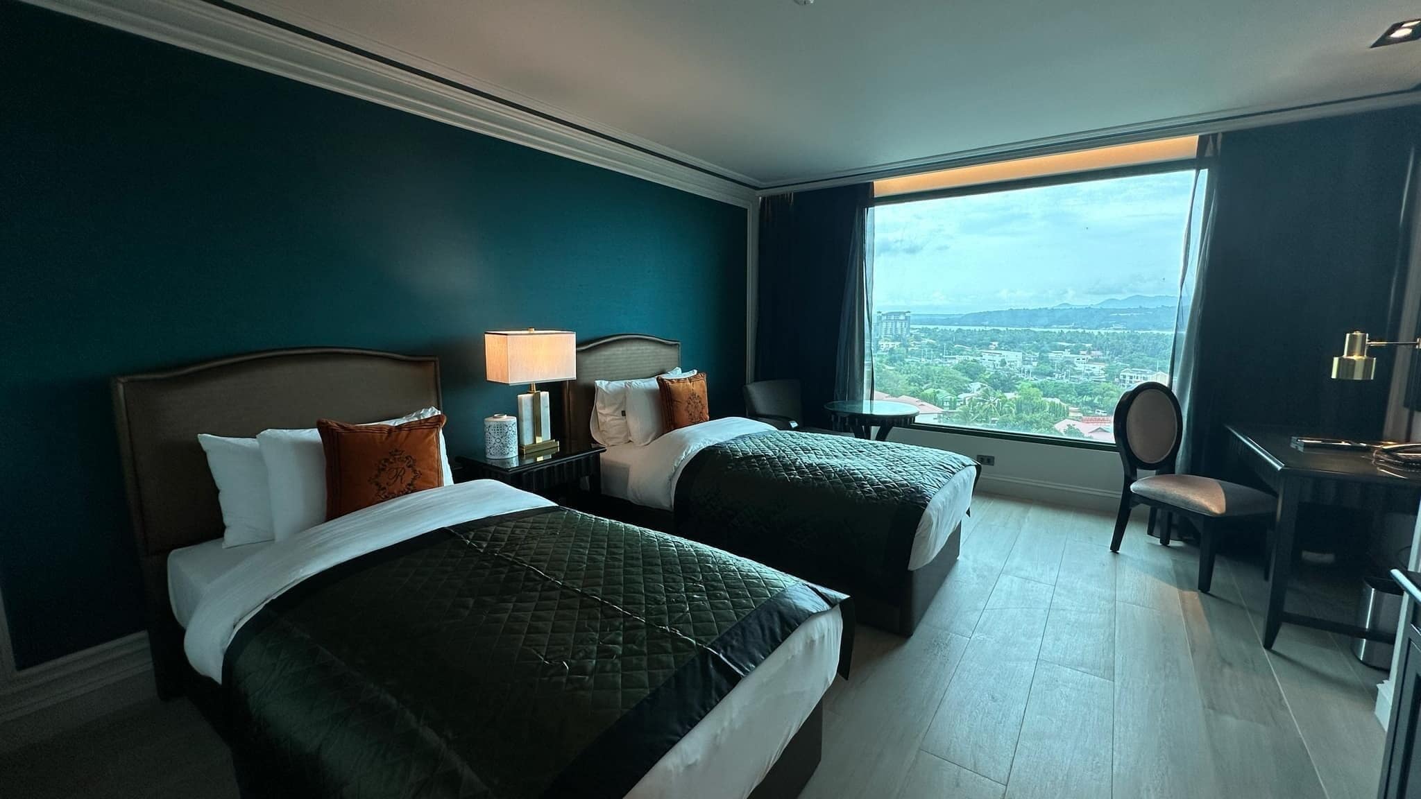 executive room | minibar, in-room safe, desk, blackout curtains