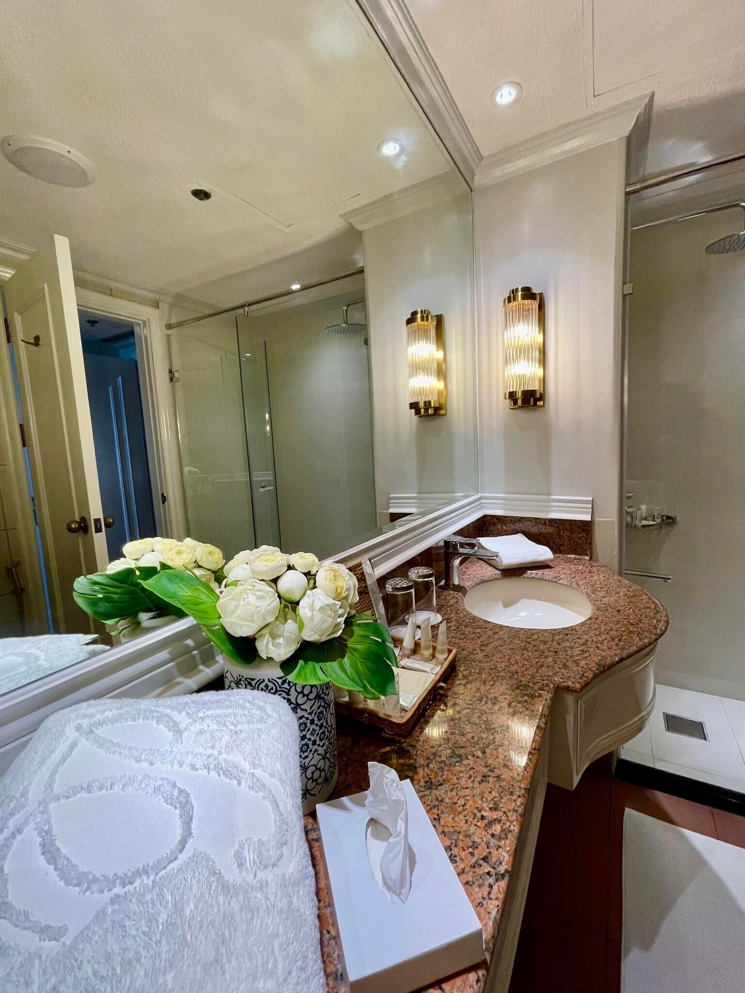 premier room | bathroom | combined shower/bathtub, free toiletries, hair dryer, slippers