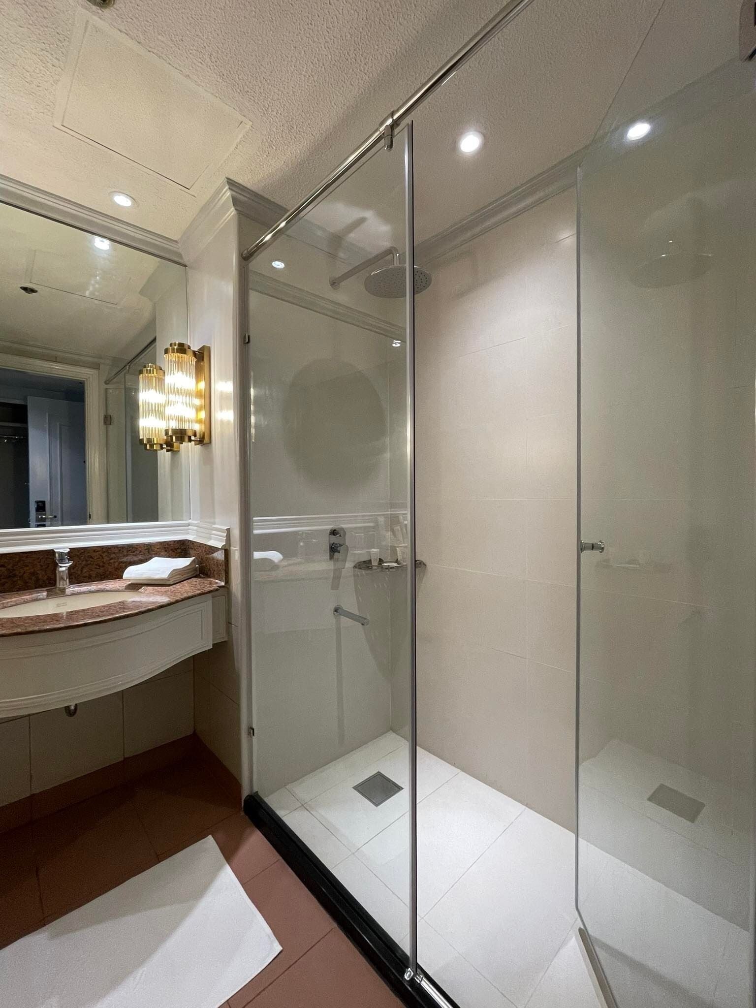 premier room | bathroom | combined shower/bathtub, free toiletries, hair dryer, slippers