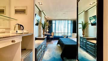 Premier Room | Minibar, in-room safe, desk, blackout curtains