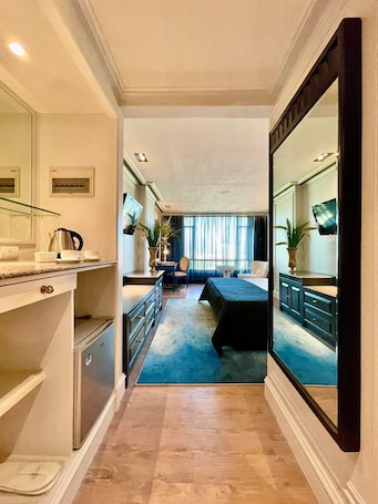 Premier Room | Minibar, in-room safe, desk, blackout drapes