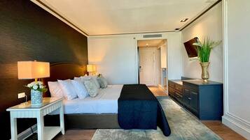 Deluxe Room | Minibar, in-room safe, desk, blackout drapes