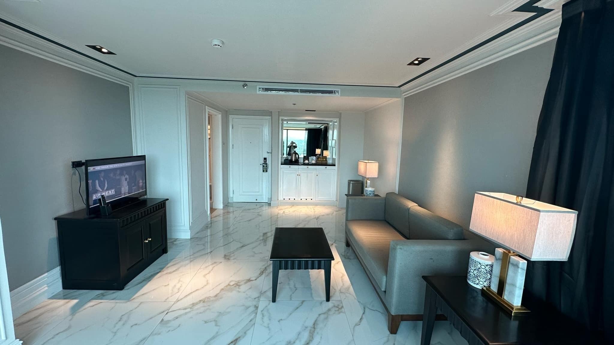 executive suite | minibar, in-room safe, desk, blackout curtains