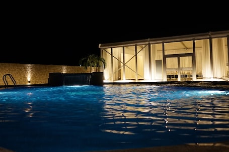 Una piscina al aire libre