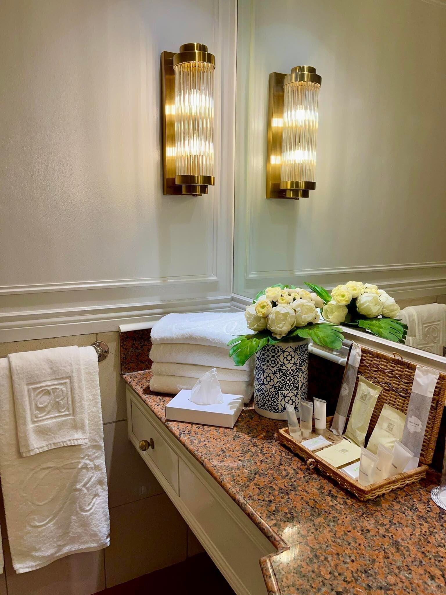 deluxe room | bathroom | combined shower/bathtub, free toiletries, hair dryer, slippers
