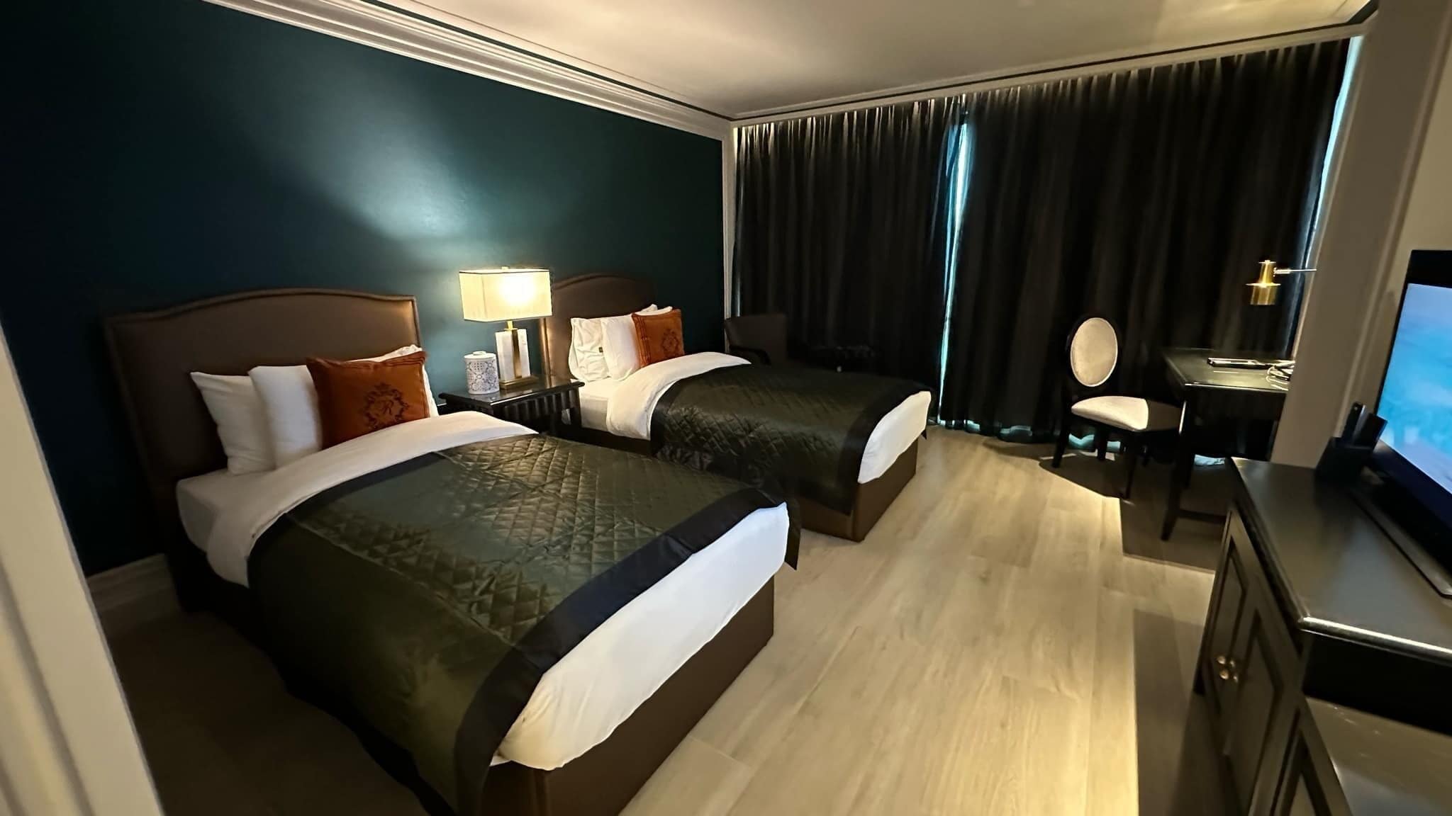 Habitación ejecutiva | Minibar, caja fuerte, escritorio y cortinas opacas