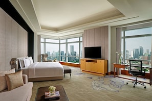 Guest Room, Club Lounge Access | Hochwertige Bettwaren, Minibar, Zimmersafe, Schreibtisch