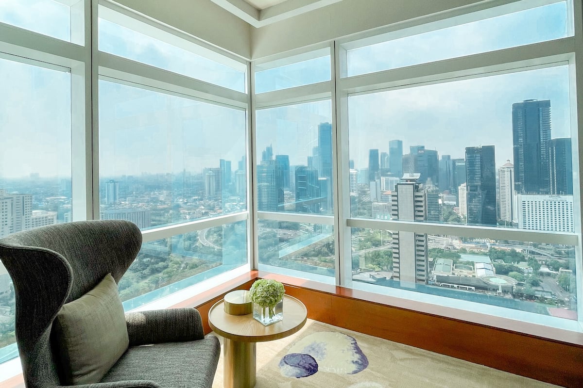 club room, 1 king bed | 1 bedroom, premium bedding, minibar, in-room safe