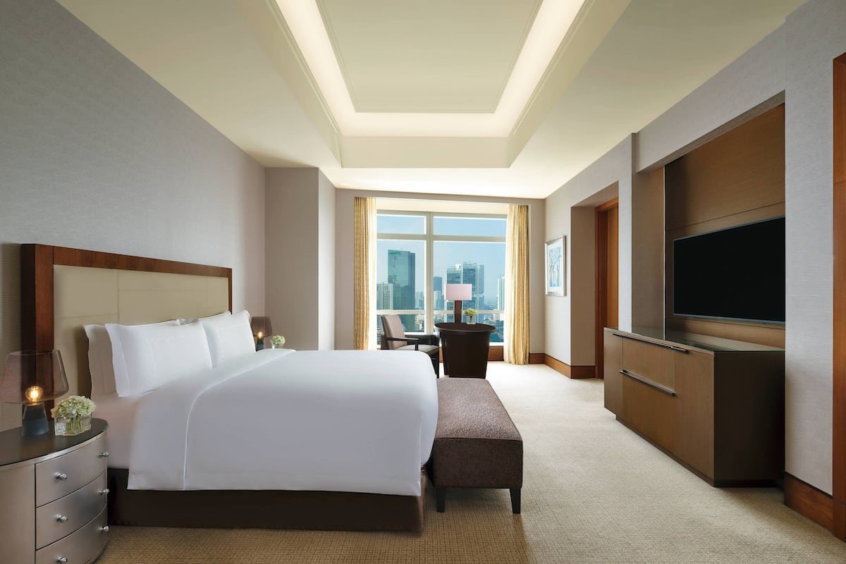 The Ritz-Carlton Suite, Club Lounge Access | 高級寢具、迷你吧、客房內保險箱、書桌