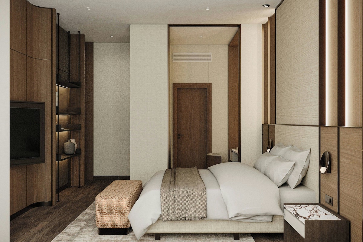 أغطية فراش متميزة وميني بار وخزنة داخل الغرفة ومكتب