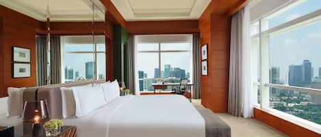 Ein modernes Hotelzimmer mit einem großen Bett, einem Schreibtisch und Blick auf die Stadt.