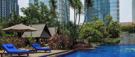 Utendørsbasseng, bassengparasoller og solsenger