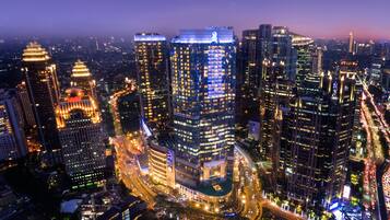 Vista frontal de la propiedad por la tarde o noche