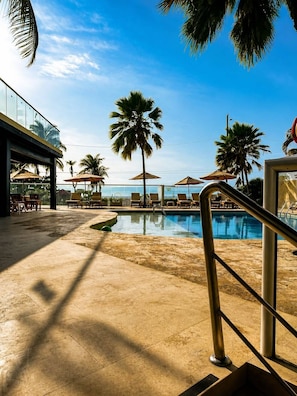 야외 수영장, 09:00 ~ 18:30 오픈, 일광욕 의자