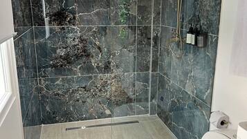 Superior Suite | Bathroom | Shower, towels, soap, shampoo