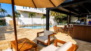 Bar en milieu de piscine