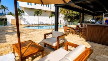 Swim-up bar