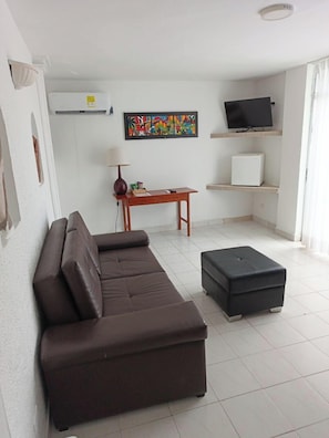 Suite junior | Zona de estar | Televisión LED de 55 pulgadas con canales por cable, una televisión
