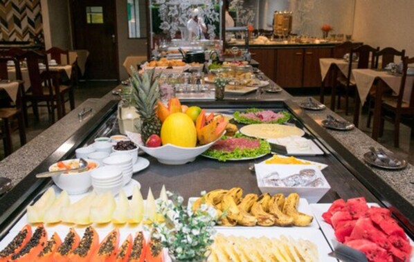Free daily buffet breakfast - Hotel Vale Verde (Campo Grande)