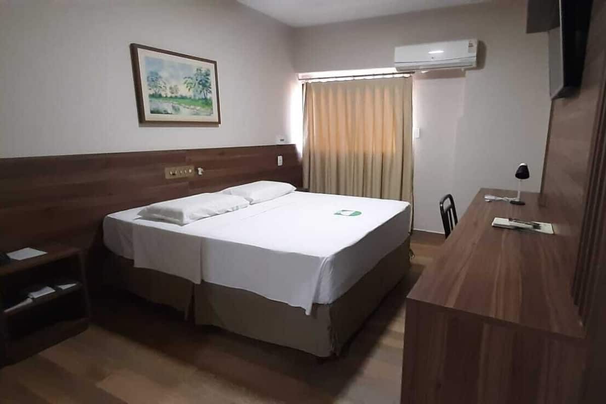 Standaard kamer | Een minibar, een kluis op de kamer, een bureau, verduisterende gordijnen