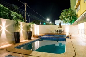 Outdoor pool, pool loungers - Hotel Vale Verde (Campo Grande)