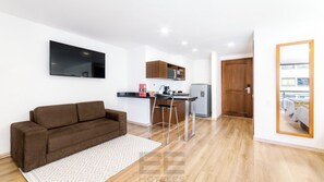 Suíte, 2 camas de casal | Área de estar | TV LCD 32 polegadas com canais via satélite, TV