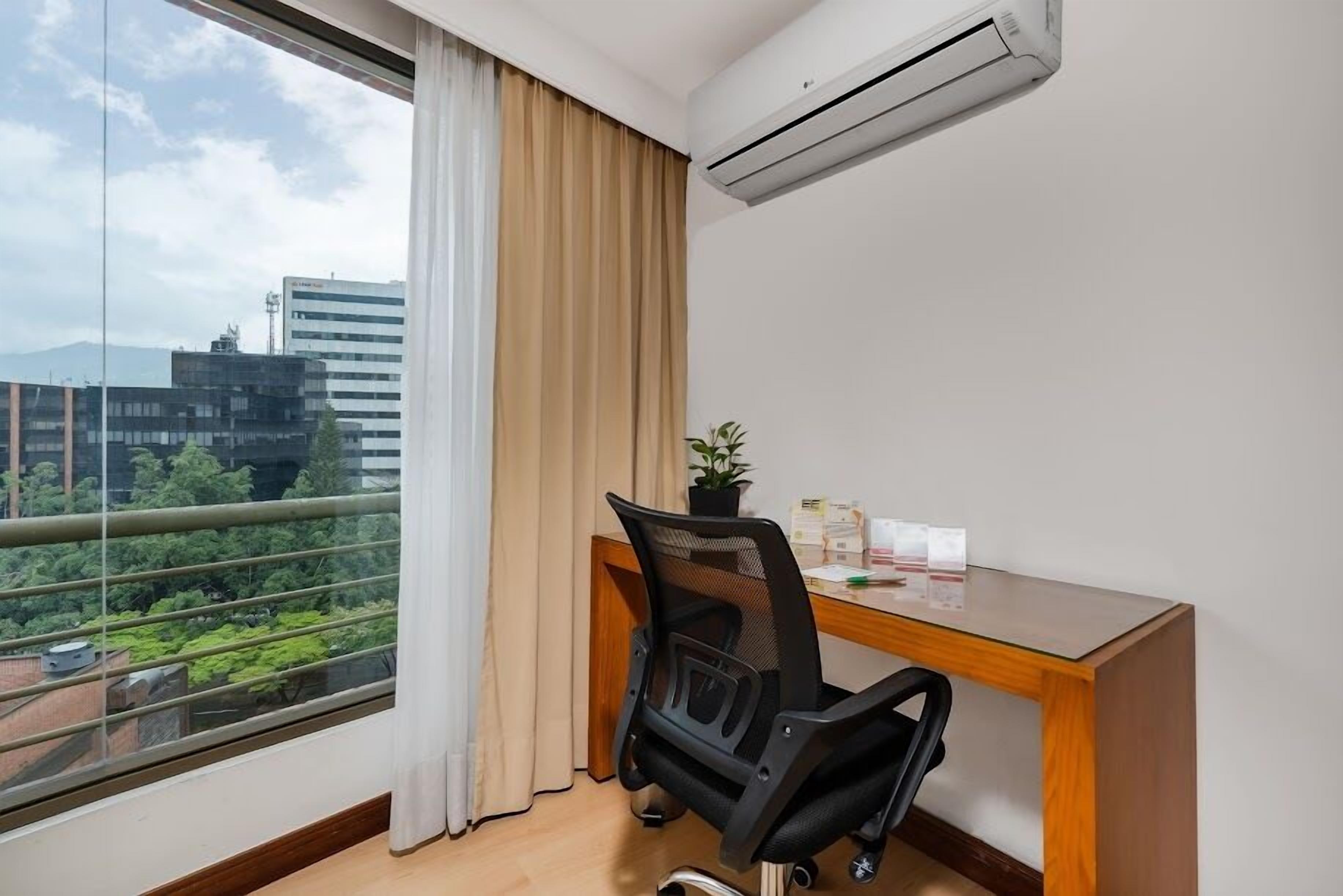 standard suite | in-room business centre