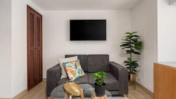 Junior Suite | Living area | 32-inch LCD TV with satellite channels, TV