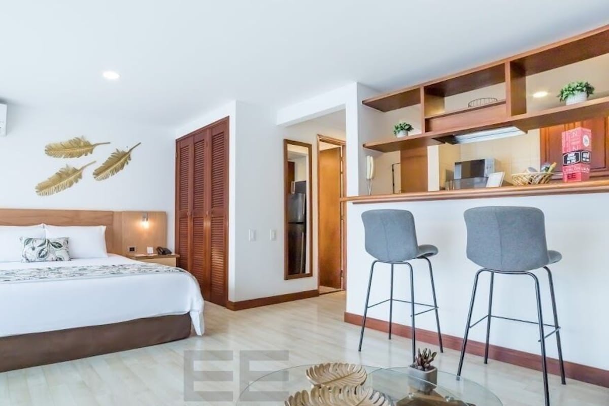 Ropa de cama de alta calidad, edredones de plumas, minibar y caja fuerte