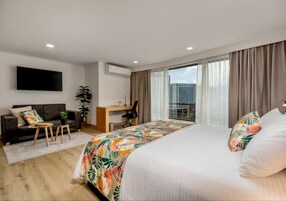 Ropa de cama de alta calidad, cubrecamas y minibar 