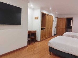Twin Room | Minibar, in-room safe, desk, soundproofing - Eurolan 93 (Bogotá)