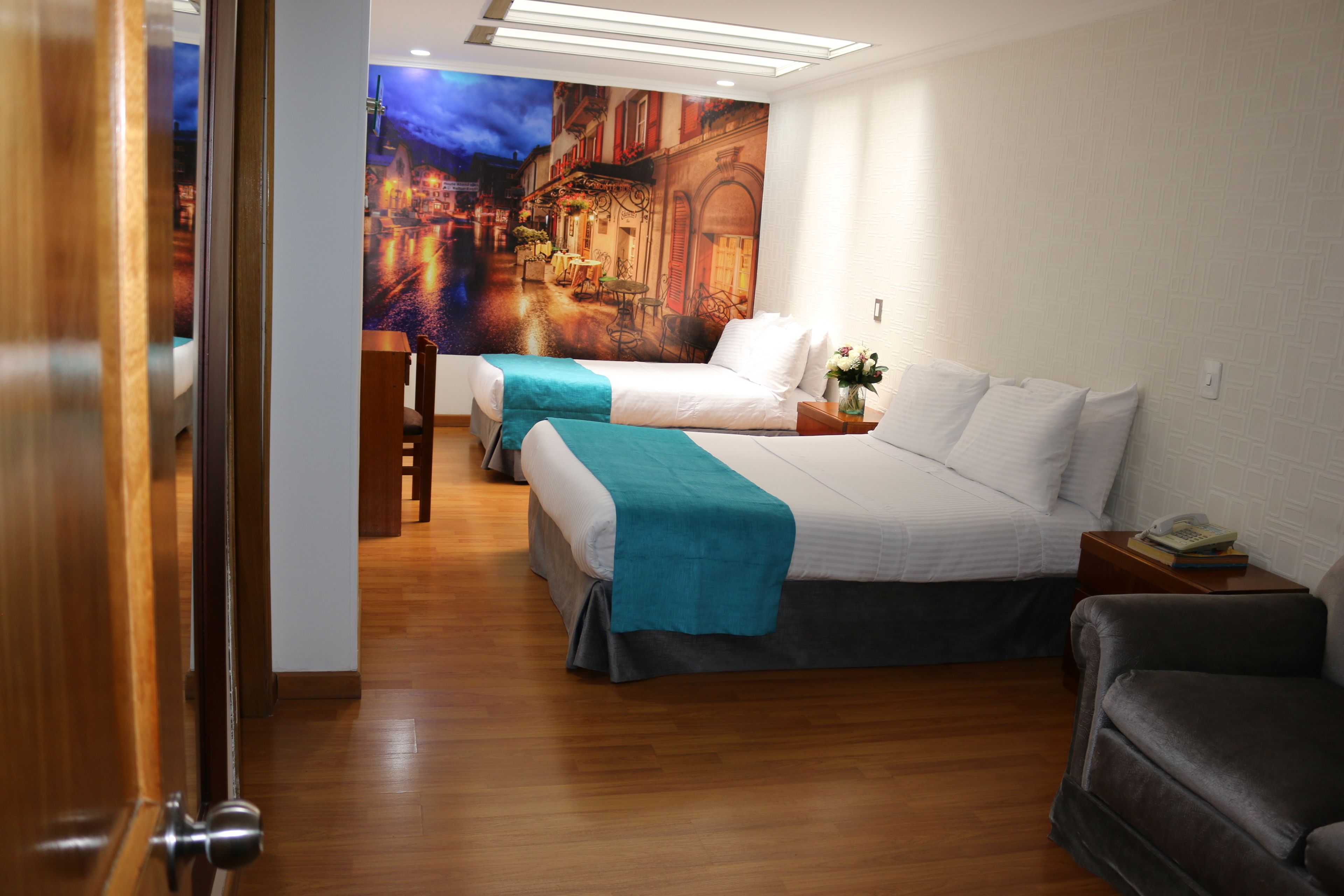 Habitación con 2 camas individuales | Minibar, caja fuerte, escritorio y sistema de insonorización