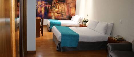 Camera con 2 letti singoli | Minibar, una cassaforte in camera, una scrivania, insonorizzazione