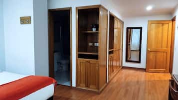 Frigobar, cofres nos quartos, escrivaninha, quartos à prova de som