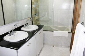 Hair dryer, towels - Eurolan 93 (Bogotá)