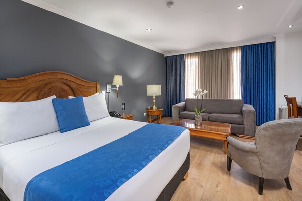 Junior Room, 1 Queen Bed | Minibar, in-room safe, desk, iron/ironing board