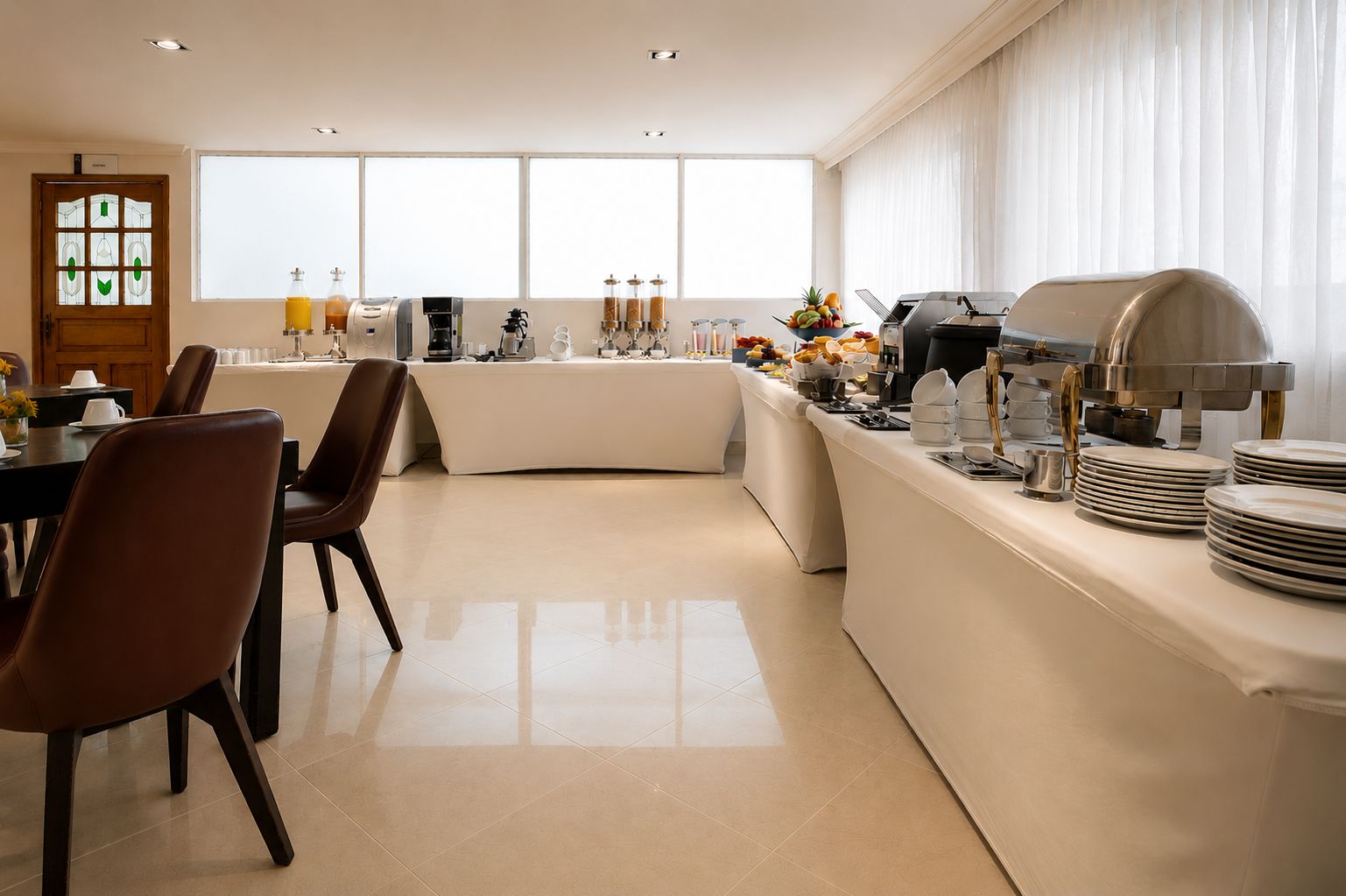 Una cocina moderna con barra libre, que incluye una estación de café y una presentación de frutas.